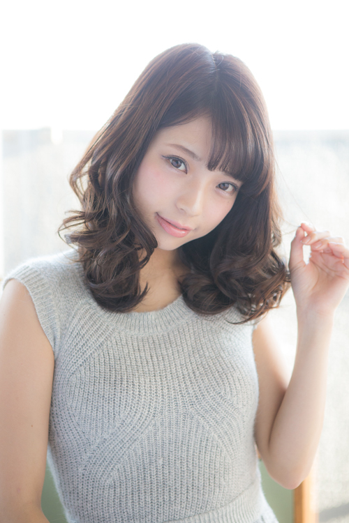 20代30代にオススメ ふんわりカールの愛されセミディ