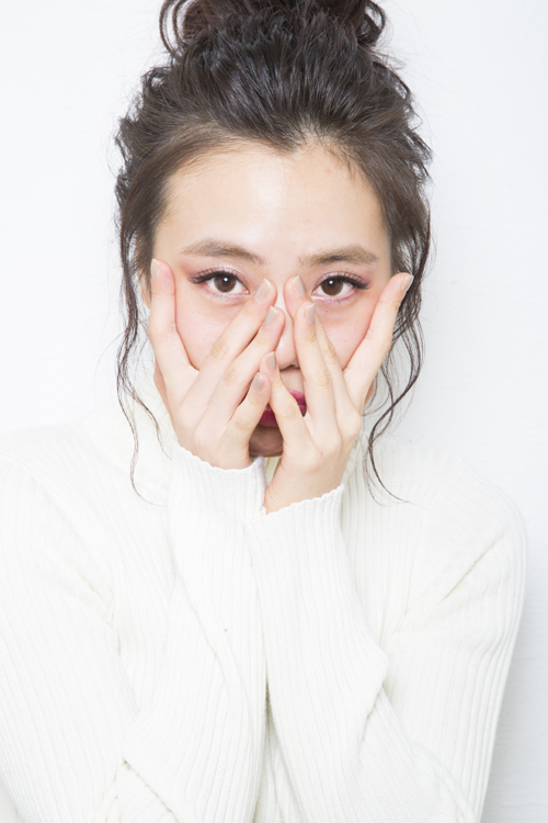 簡単ヘアアレンジ　大人かわいい抜け感　ルーズなまとめ髪