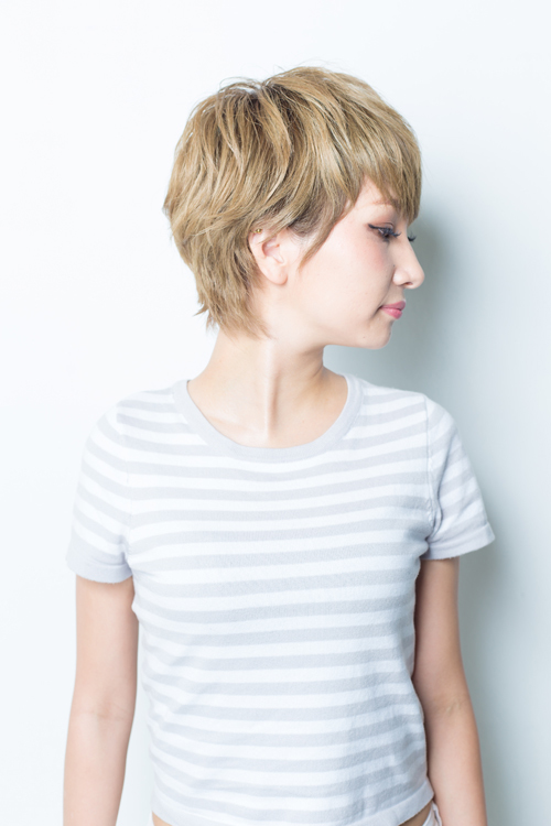 外国人風明るめカラー　大人かわいい耳かけ小顔ショート